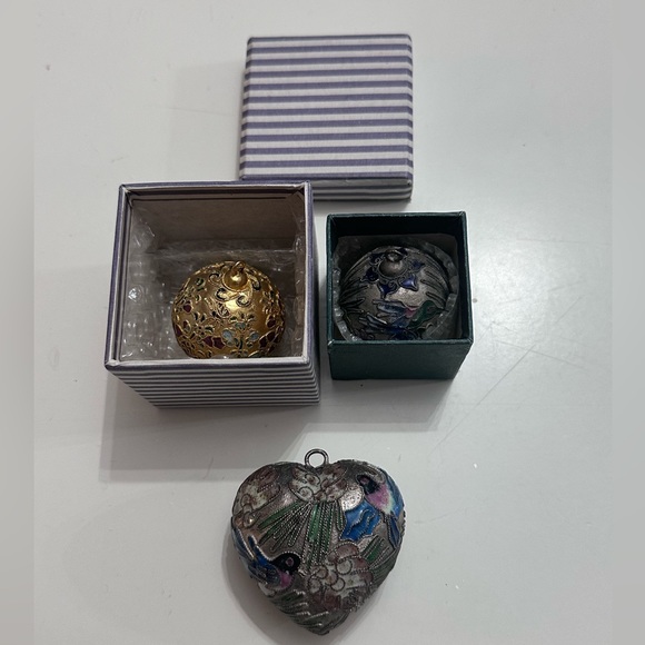 CLOISONNE ENAMEL CHRISTMAS ORNAMENT EXOTIC BIRD FLORAL MOTIF HEART SHAPED LOT - Picture 1 of 7